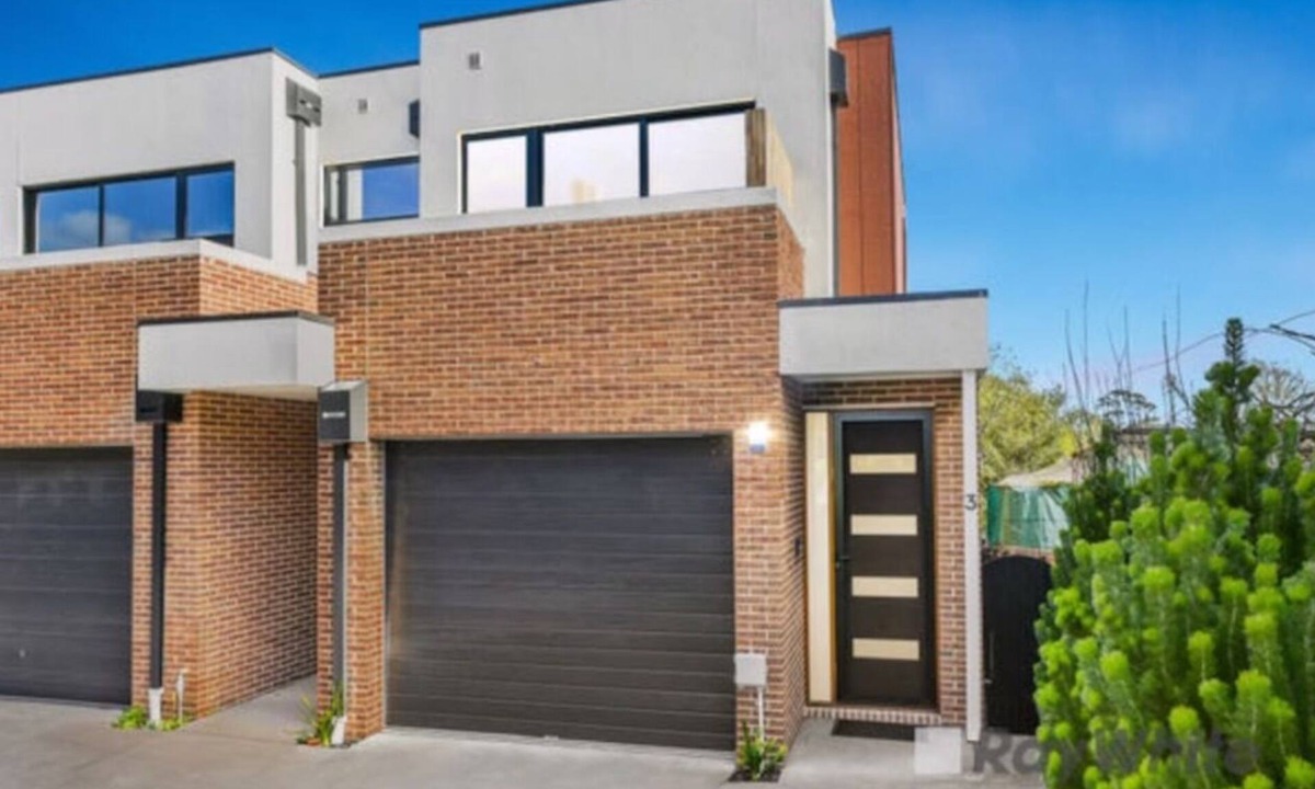 Dandenong House | The Grand Luxe Villa (Unit 3/64)