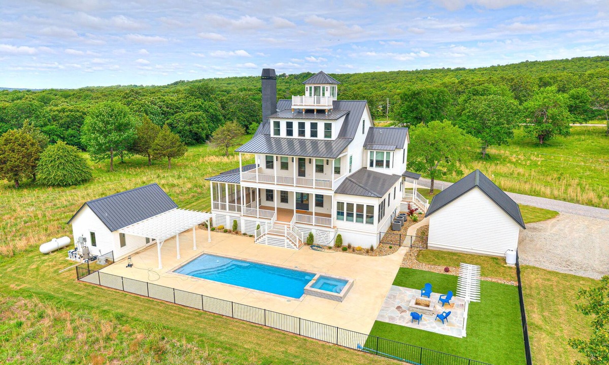 Eufaula House | The Grand Overlook | 6BR | Pool | Sleeps 19