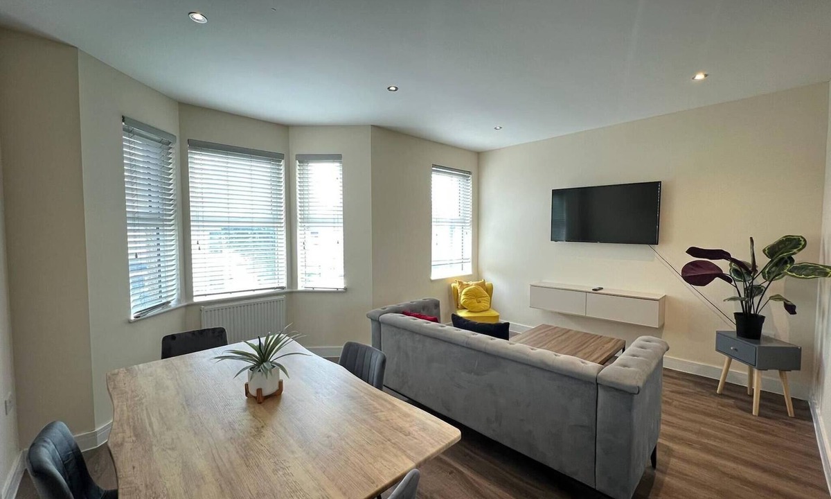 Croham Apartment | The Grand Spacious Two Bed Apartment