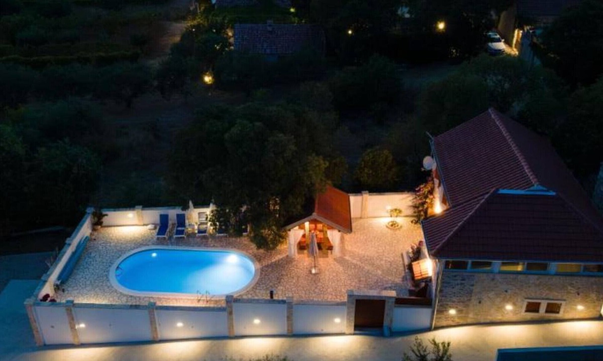 Stankovci Villa | The Grandfather Villa – Heated Pool Retreat