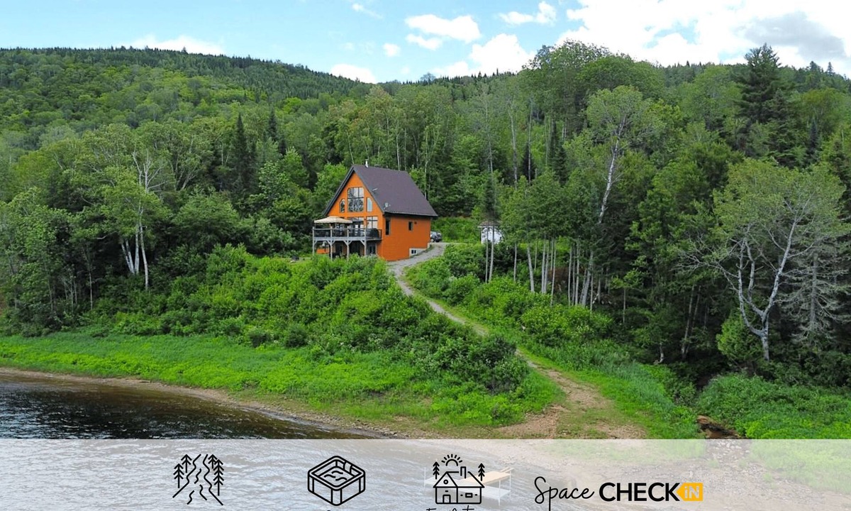 Mauricie Ski Chalet | The Grandiose | Spa | Campfire | Riverside | Pool Table