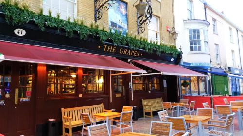 Southampton City Centre Hotel | The Grapes Pub