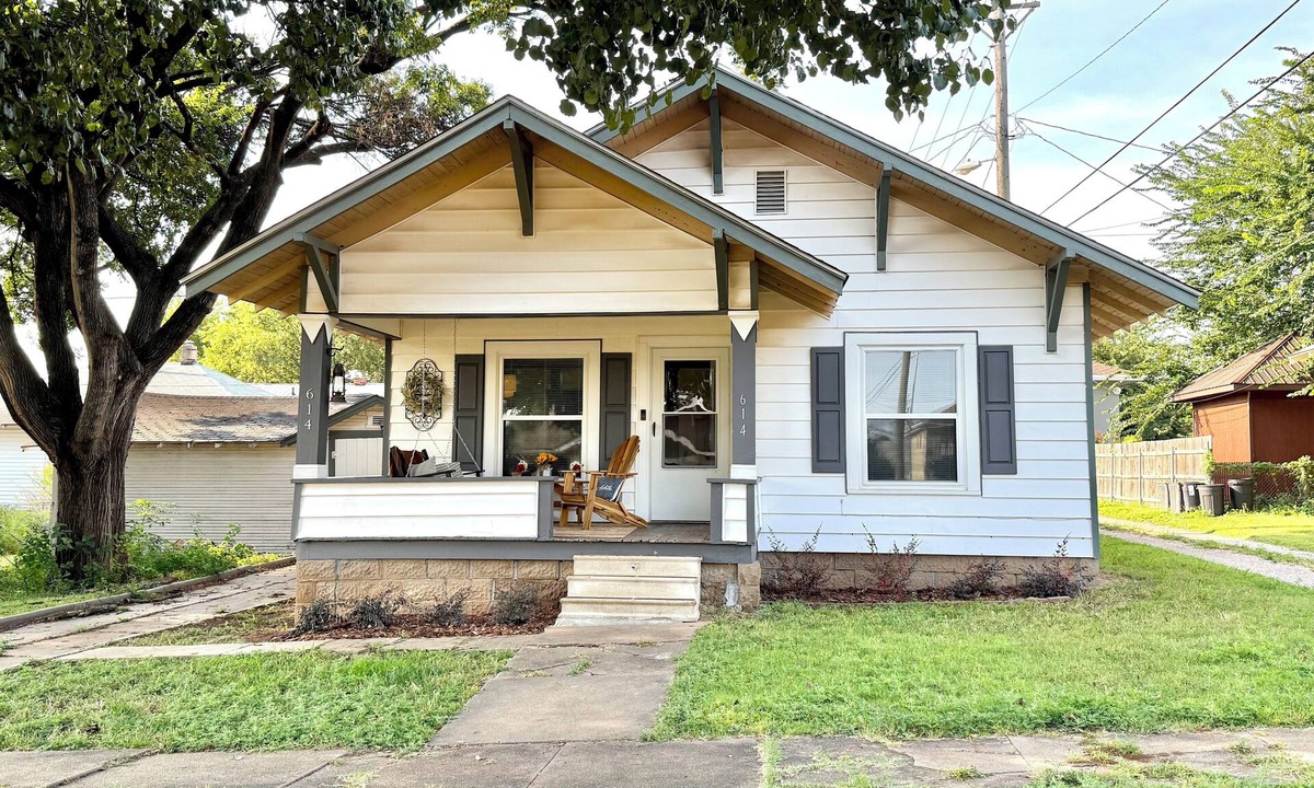 Ponca City House | The GrayStone 2 bed/1 bath house, walkable to downtown, WiFi, pets ok w/fee