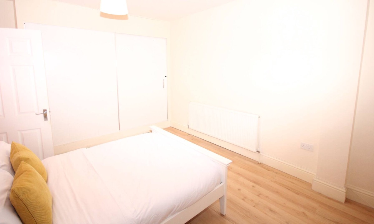 Heston Central Apartment | The Great Western House