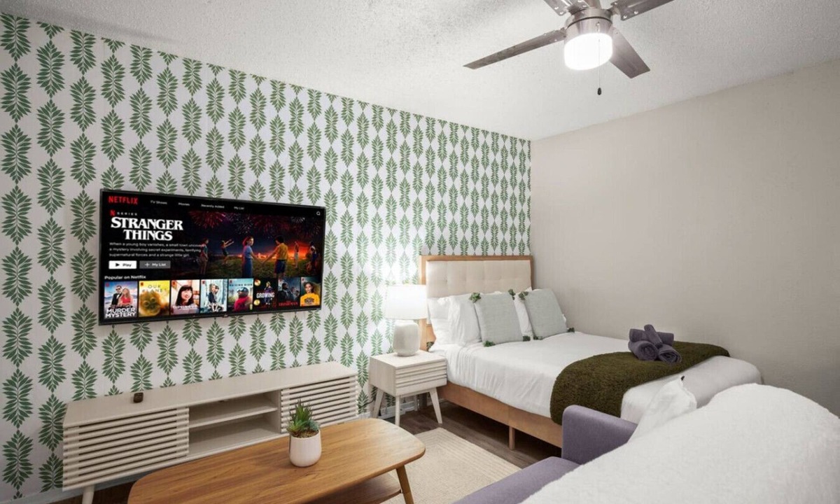 Brentwood Apartment | The Green Glow | Studio Near Downtown ATX