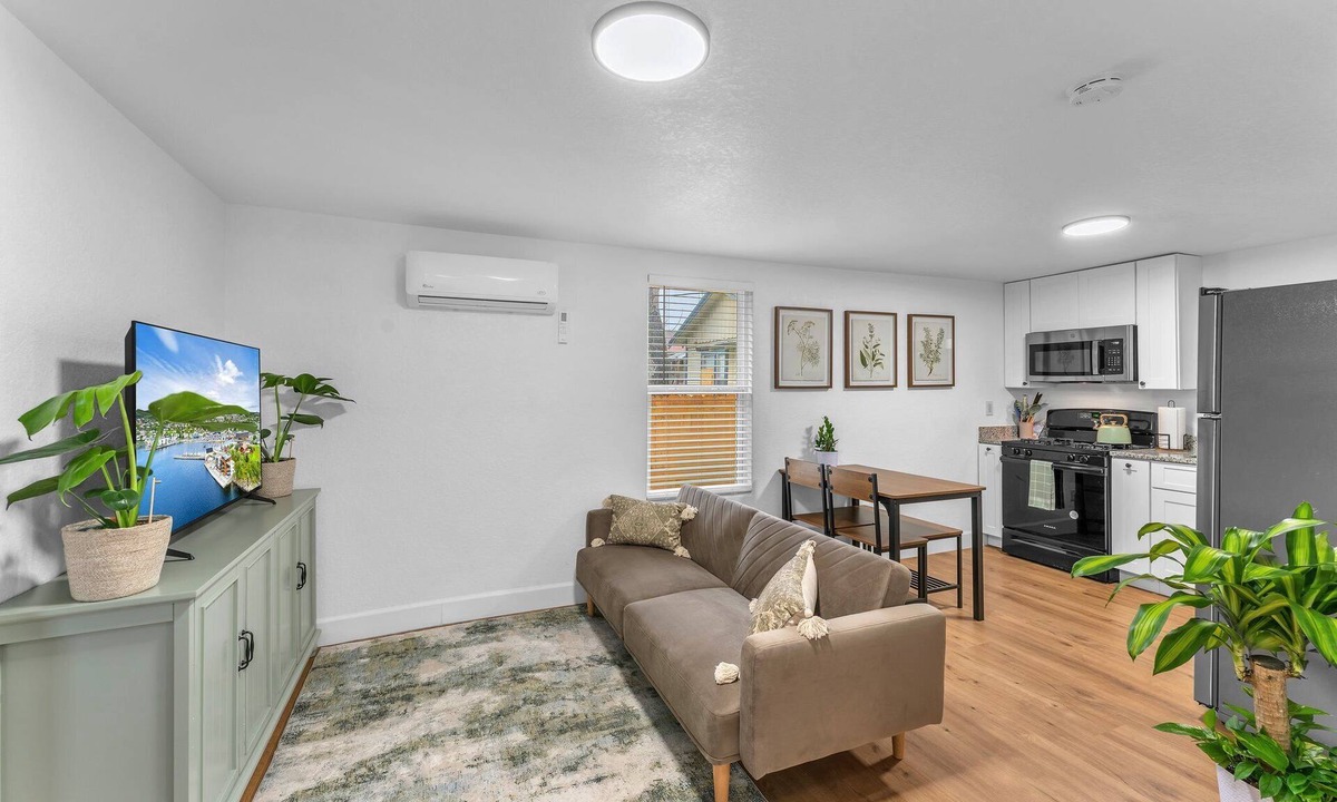 Highland Park Apartment | The Green Haus - 5 Min Downtown · Yard · Parking