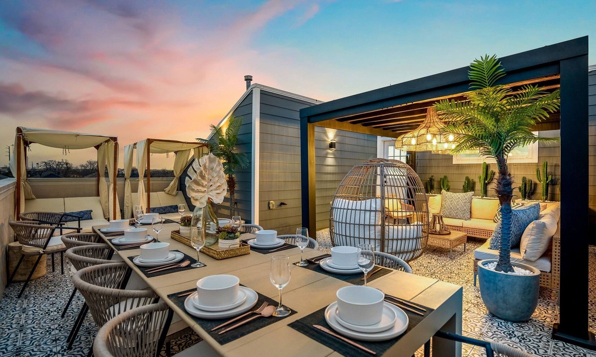 South Central Houston Apartment | The Green Haus Luxxe Cabana Rooftop Retreat