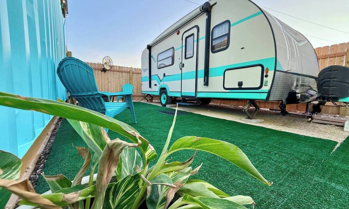 Austin House | The Green Room Getaway @ Drinks Backyard - near COTA