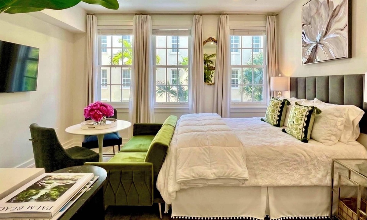 Palm Beach - West Palm Beach Condo | The Green Room - Modern Poolside Studio, Parking Spot, 24x7 Reception Desk