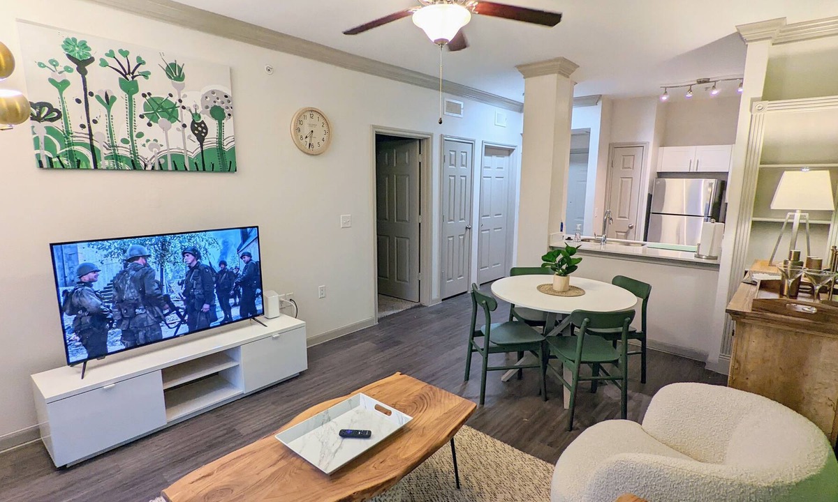 Nassau Bay Apartment | The Green Room