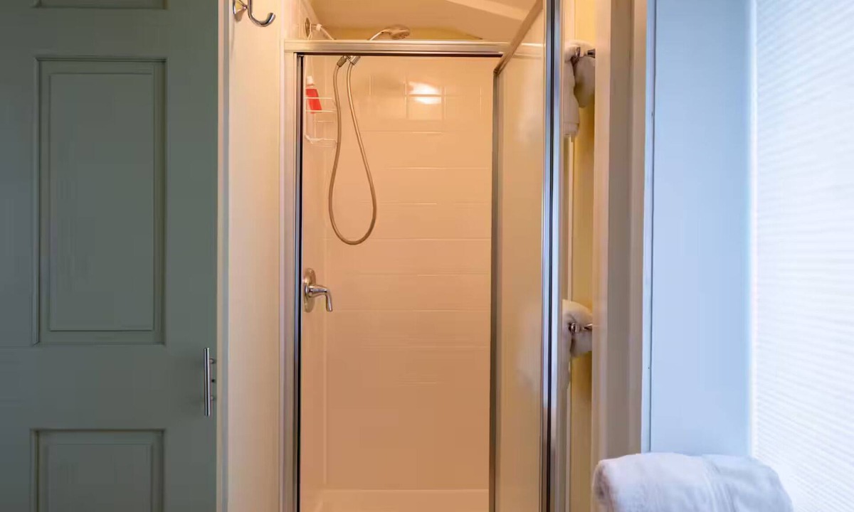 Cambra Apartment | The Greenhouse Studio Loft Three Guests