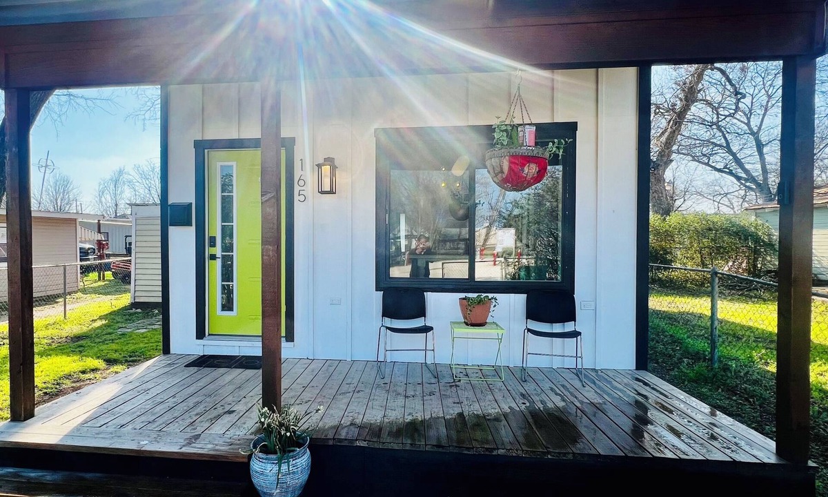 Walnut Springs House | THE GREENROOM, FUNKY music themed tiny home, walking distance to downtown!