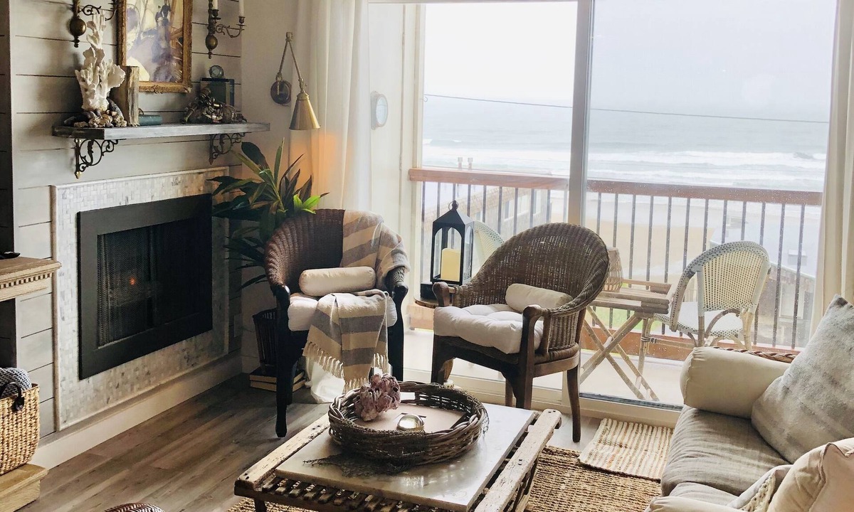 Lincoln City Condo | The Grey Lady - A Serene Oceanview Coastal Getaway