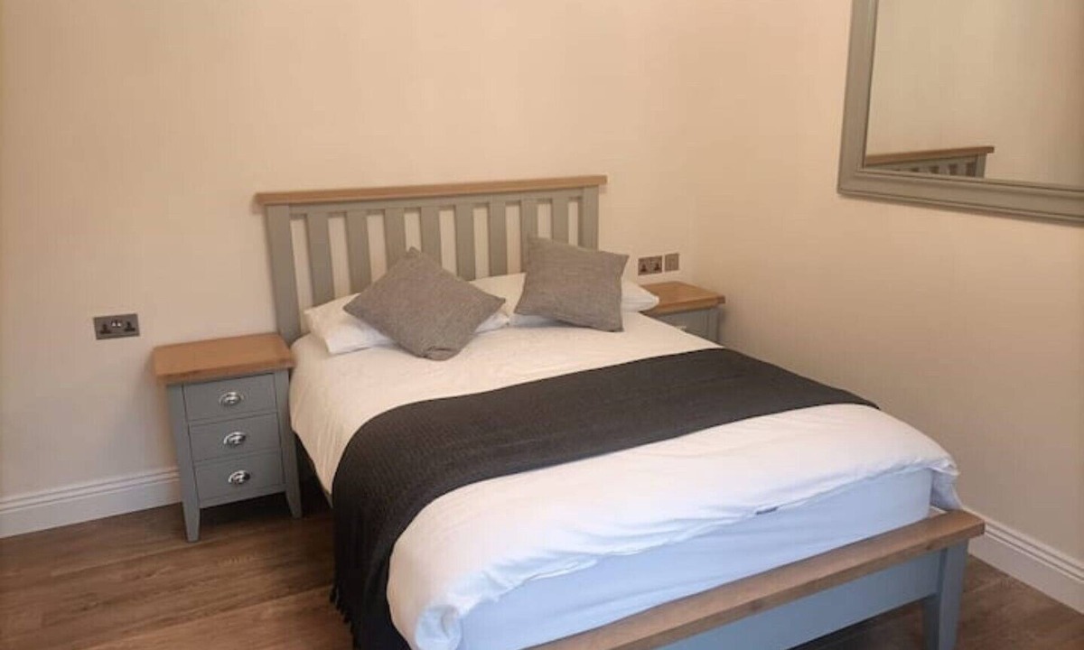 Shepperton House | The Grey Retreat