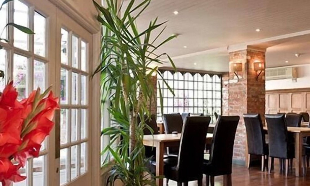 Aldbury Bed & Breakfast | The Greyhound Inn Aldbury