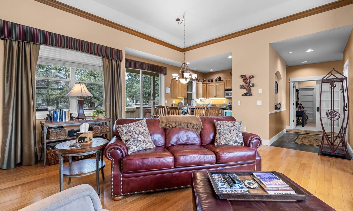 Redmond House | The Grizzly Hideout | Hot Tub + Kid & Dog Friendly