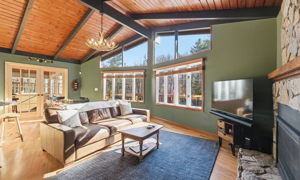 Gilford Ski Chalet | The Gunstock Chalet - Close to Gunstock, BNH Pavilion, and Lake Winnipesaukee