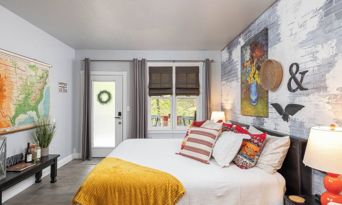 Eureka Springs Historic District Apartment | The Gypsy, Free Parking and Steps to Downtown Charm