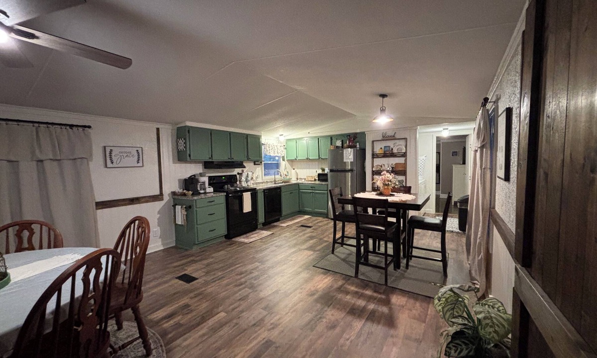 Kingston House | The Hacienda~ A Simple Home~5 minutes from Lake Texoma!