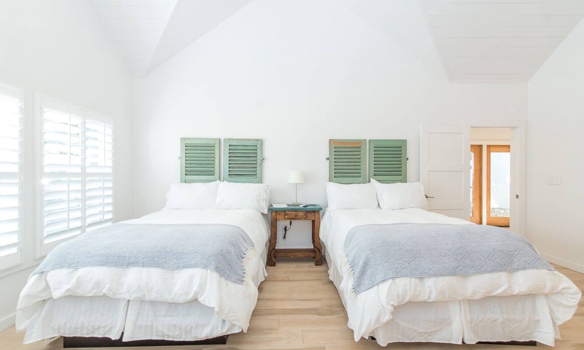 Uvalde House | The Hacienda Room (4)