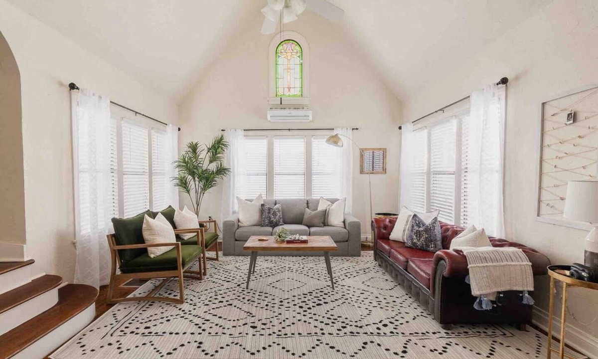 Crestwood House | The Halcyon- a Cozy 2BR Tudor in Crestwood-Sleeps 6!