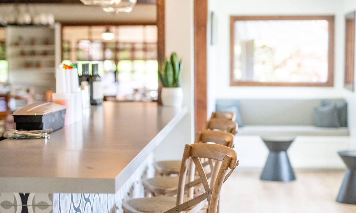 Hampton Bays Hotel | The Hampton Maid