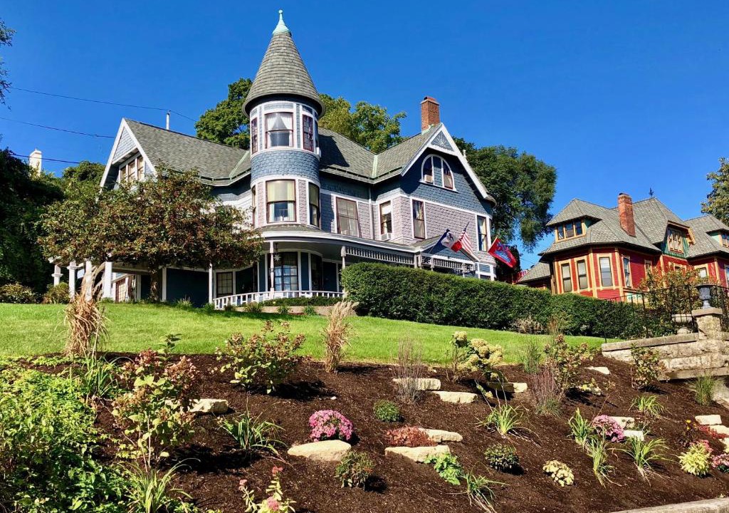 Dubuque Bed & Breakfast | The Hancock House Bed & Breakfast Inn