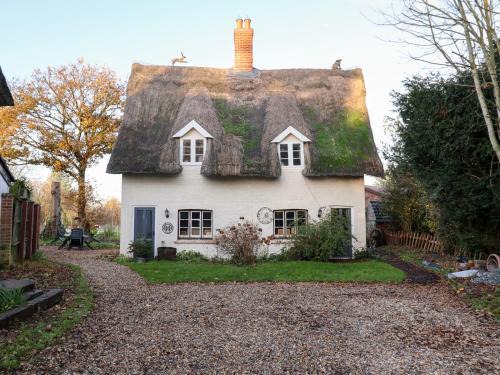 Diss House | The Hare & The Bumblebee Cottage