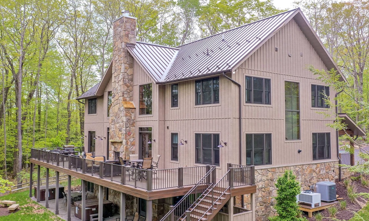 Oakland House | The Haven | Lakefront + 8 Suites, Indoor Pool, Hot Tub, Dock!