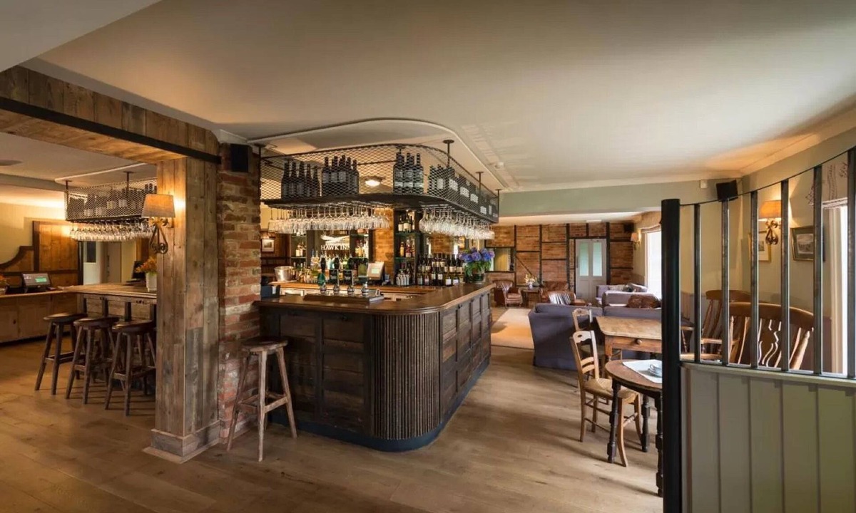 Amport Hotel | The Hawk Inn