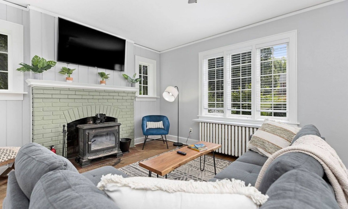 Waynesboro House | The Hawksbill Haus (w/hot tub)