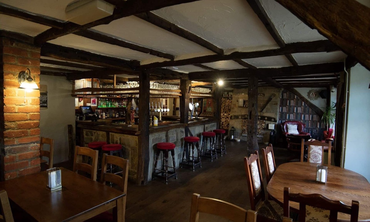 Heath and Reach Hotel | The Heath Inn