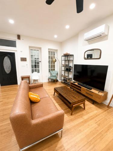 Washington Heights Apartment | The Heights Haven, Spacious 6 Bedrooms Townhouse with Patio