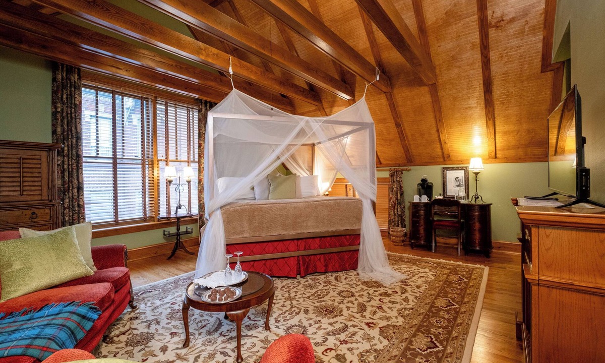 East of Broadway Hotel | The Hemingway | King Suite | The Empress Hotel