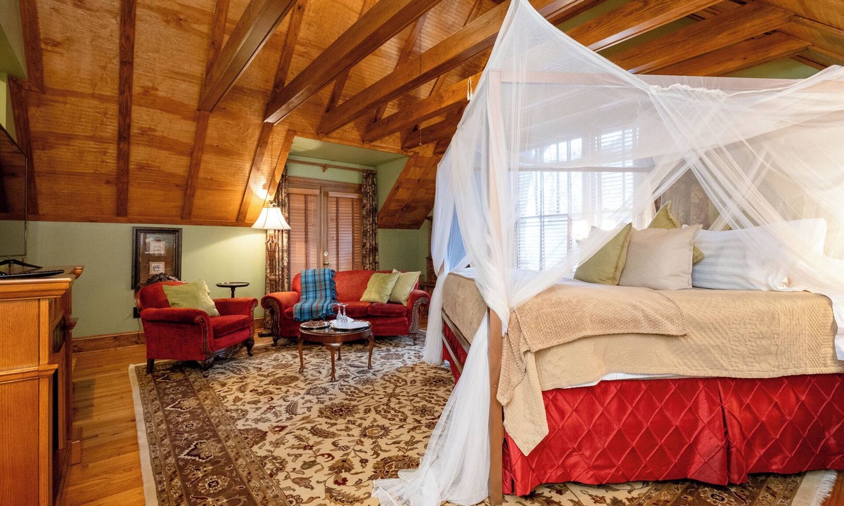 East of Broadway Hotel | The Hemingway | King Suite | The Empress Hotel