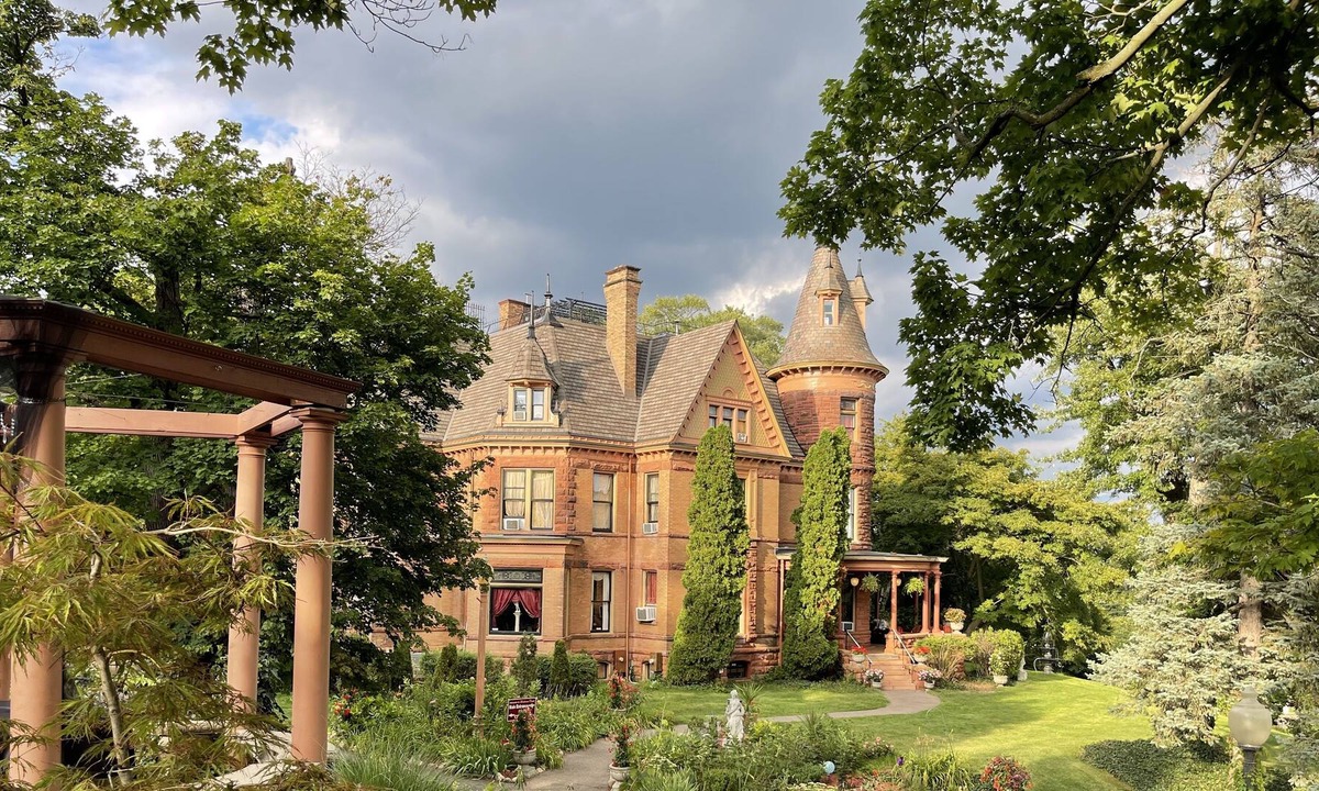 West Main HIll Bed & Breakfast | The Henderson Castle