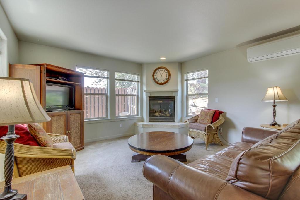 Larkspur House | The Heyburn Cottage (Downstairs)