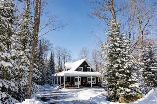 Eagle Lake House | The Hidden Porch at Sir Sam's (hot tub & sauna)