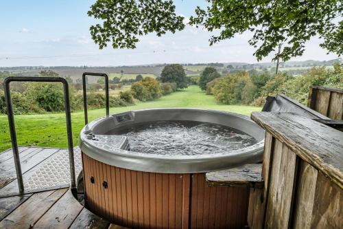Newton-on-Rawcliffe House | The Hide - Cosy Cabin with hot tub