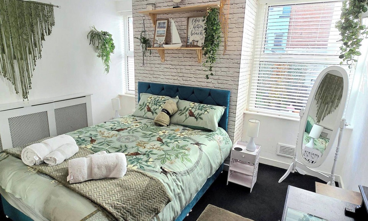 Southport Apartment | The Hideaway/Cottage Feel/Patio/Central/Parking