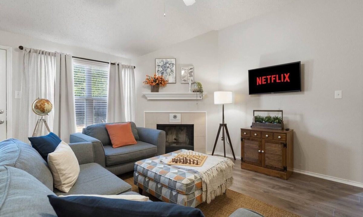 Burleson House | The Hideaway NFLX Arcade Soak tub Garage!