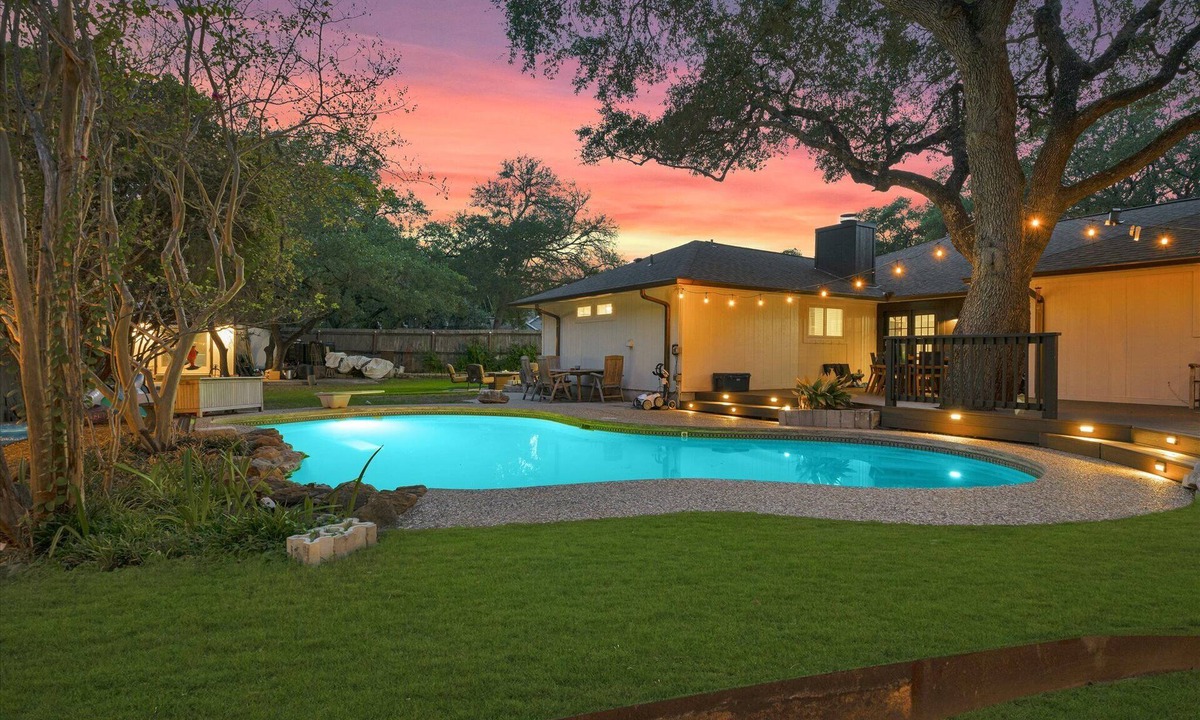 East Oak Hill House | The Hideaway Vaca-South Austin: A Swim & Grill Oasis with Game Barn & back deck
