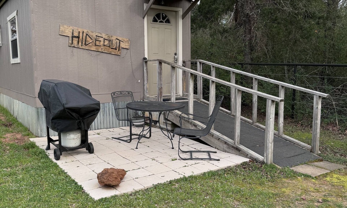 Tyler Cabin | The Hideout Less than 5 minutes from Lake Palestine. Seventy five a nt.