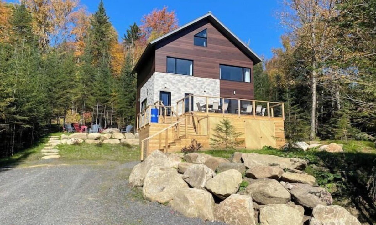Lac Beauport Ski Chalet | THE HIGH PERCHED FACING THE LAKE