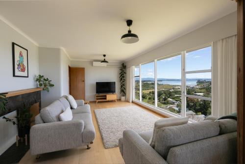 Tauranga House | The Hilltop Hideaway