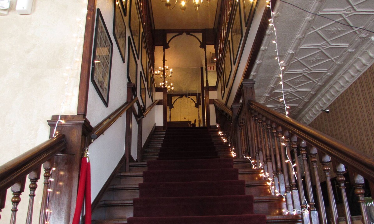 Crofton Bed & Breakfast | The Historic Argo Hotel