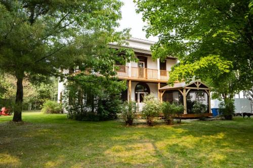 Lac-des-Plages Apartment | The Historic Post Office Le Bureau de Poste