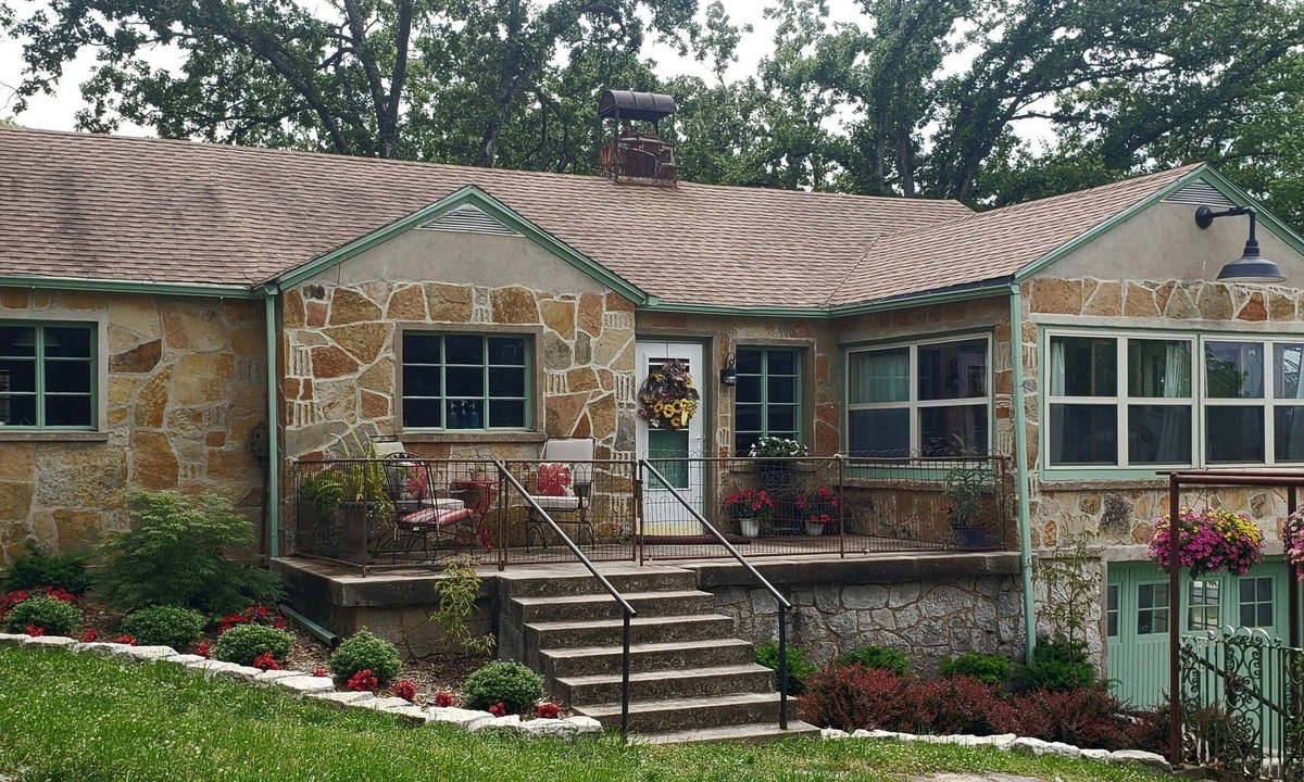 Grove House | The Historic Cale House-Grand Lake OK- Waterfront with Dock! PET FRIENDLY!