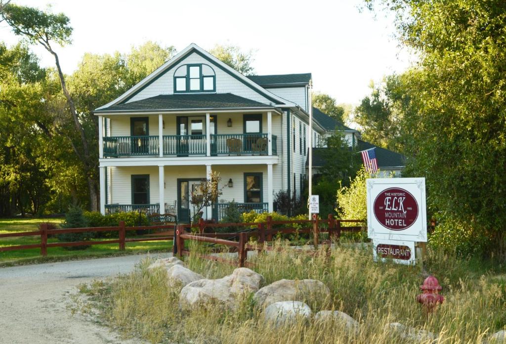 Elk Mountain Hotel | The Historic Elk Mountain Hotel