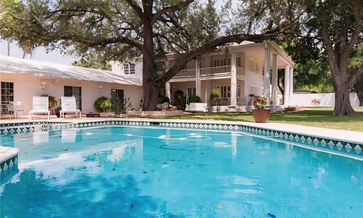 San Juan House | The Historic Hidden Gem Private Pool on 1.5 ac, gated, sleeps 16. Events allowed